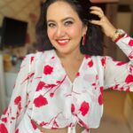 Roopal Tyagi Instagram - Laal mere dil ka haal hai ❤️ Lagta tumpar kamal hai 🥰 Yeh tofa nahi sawaal hai.. Kya Subash Ghai ki picture taal hai? 😂🤪 #ootd #reddress #coordset