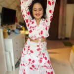 Roopal Tyagi Instagram - Laal mere dil ka haal hai ❤️ Lagta tumpar kamal hai 🥰 Yeh tofa nahi sawaal hai.. Kya Subash Ghai ki picture taal hai? 😂🤪 #ootd #reddress #coordset