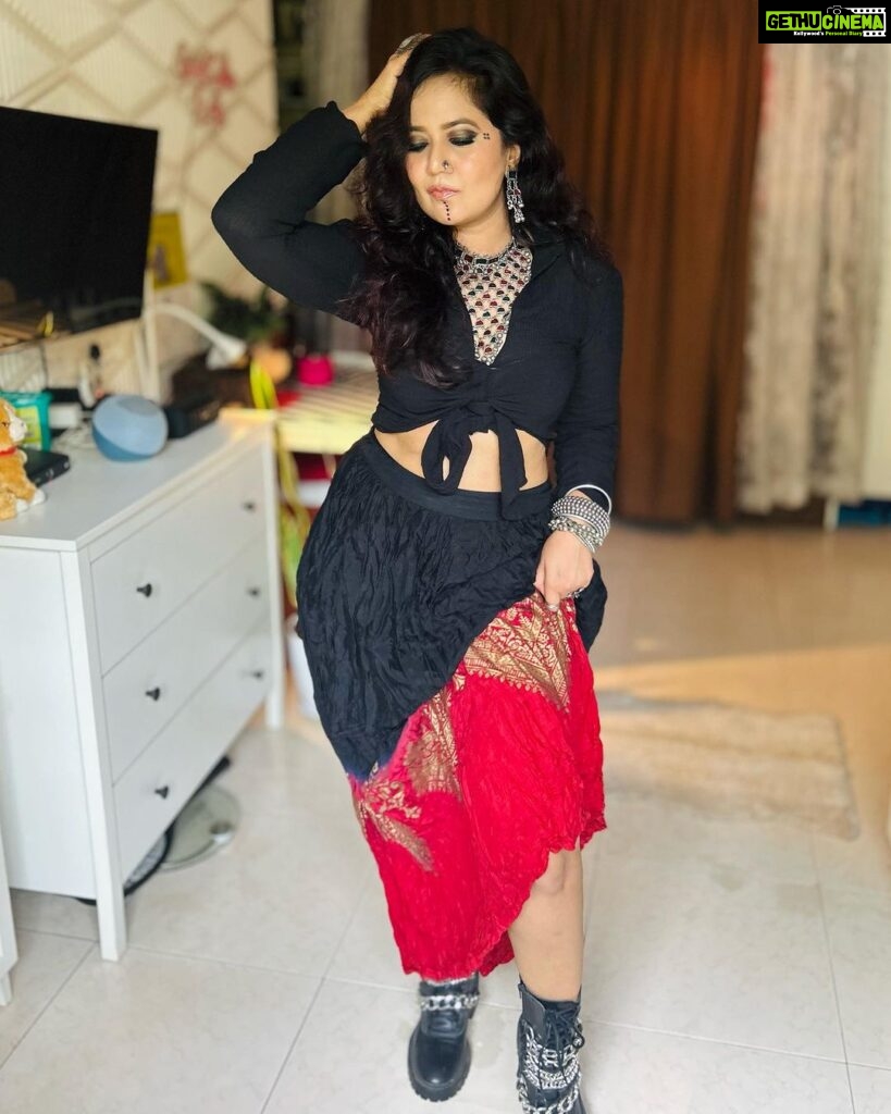Roopal Tyagi Instagram - What do you guys think of this look? 🖤❤️