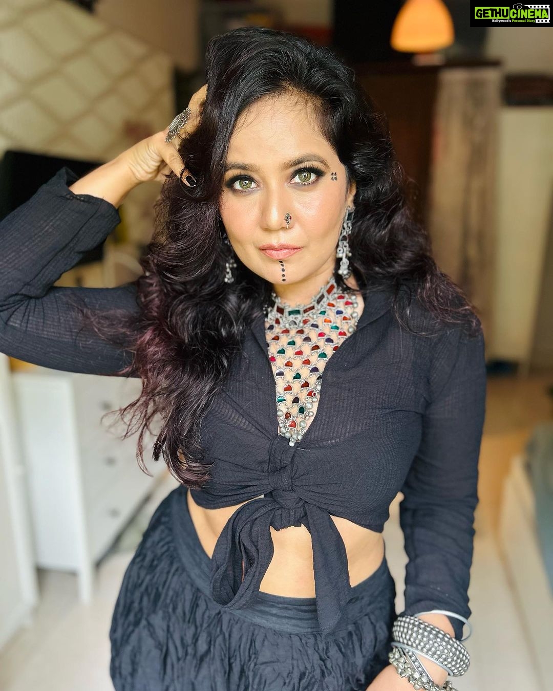 Roopal Tyagi Instagram - What do you guys think of this look? 🖤❤️