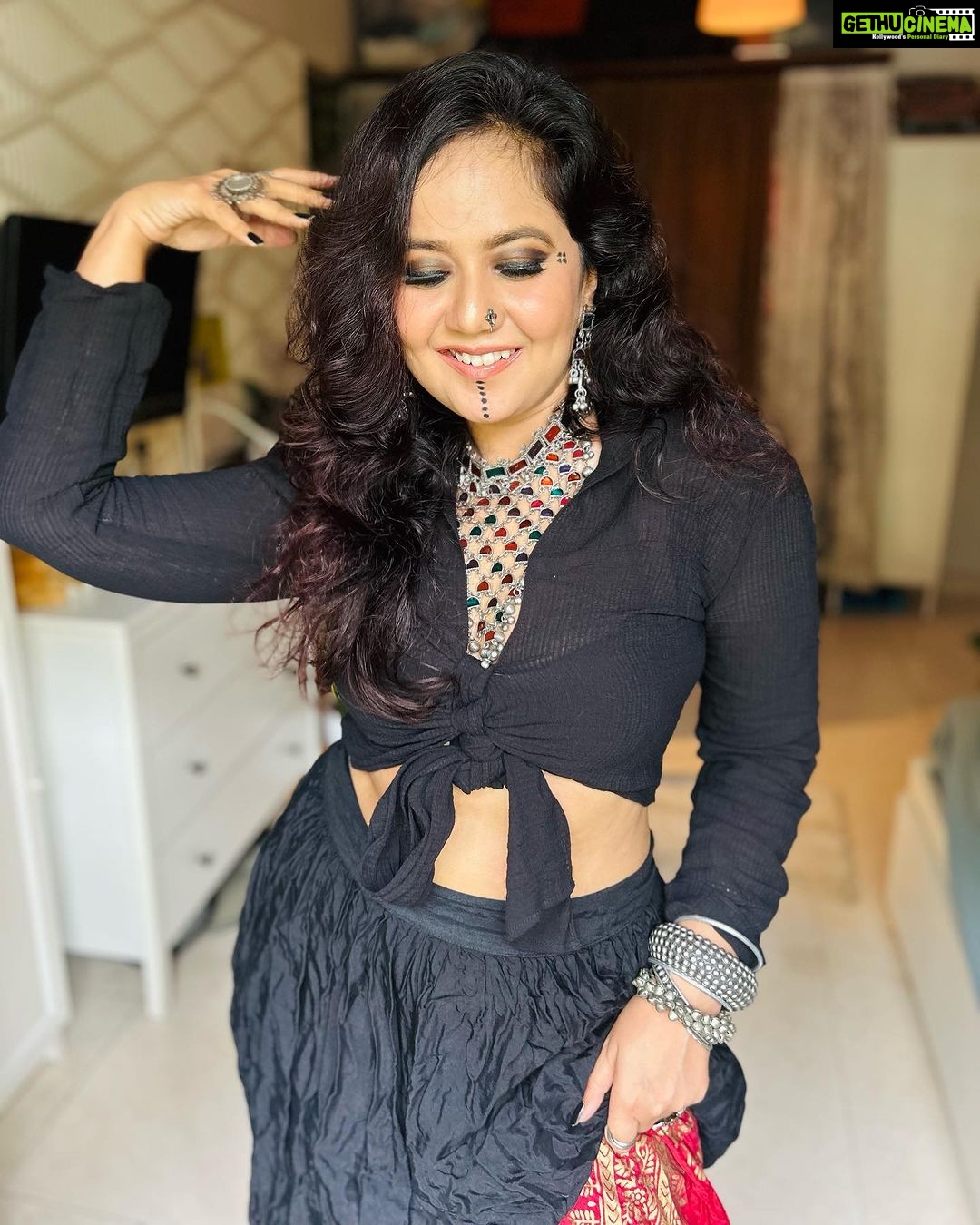 Roopal Tyagi Instagram - What do you guys think of this look? 🖤❤️