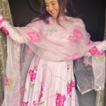 Roopal Tyagi Instagram - I 💖 anarkali suits 🌺 #transitionreels #indianwear #anarkalisuits #handpainted #kurti #pink #indianbarbie