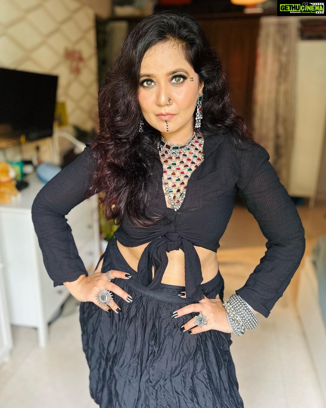 Roopal Tyagi Instagram - What do you guys think of this look? 🖤❤️