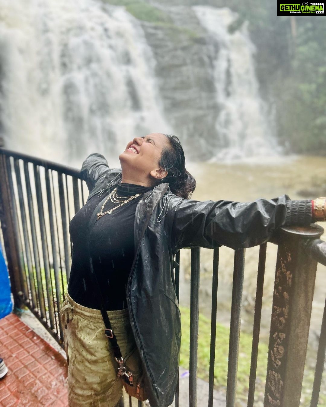 Roopal Tyagi Instagram - are aankh se boondh gira koi chingari ka tukda jala koi umeed ko aag laga zara sehra ki pyaas bujha zara behene de mujhe behene de mujhe behene de mujhe behene de š§ #waterfallsofindia #abbifalls #coorg #karnatakatourism Abbi Falls , Coorg