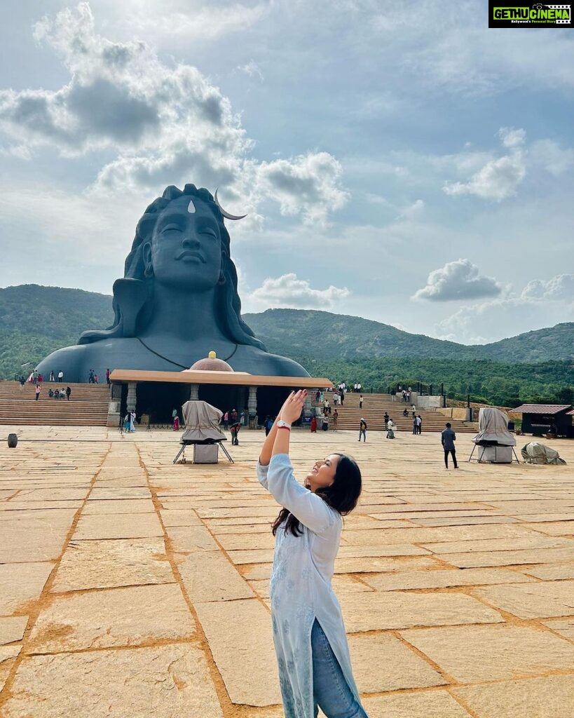 Roopal Tyagi Instagram - Rakh vishwas, tu hai Shiv ka das. Rakh vishwas, Shiv hai tere pass 🙏🏼🕉️ #shiva #aumnamahshivaya #adiyogi #harharmahadev #somwar #mahadev #ishafoundation Adiyogi Statue Chikkaballapur