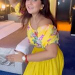 Roopal Tyagi Instagram - Bambai poona dekh liya.. But kabhi Bihar nahi gayi.. jaun kya? 🔍 🤔 #whereismysajna P.S. @iamjuhichawla and off shoulder tops have an inseparable connection in my brain.. forever ❤️