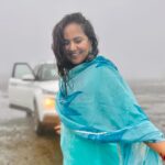 Roopal Tyagi Instagram - 🩵🌧️💃 #monsoonreel #barsoremegha #baarish #dancereels