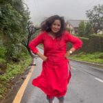 Roopal Tyagi Instagram - Mandatory monsoon reel 🌧️ 💃 #sawan #monsoonreels #falgunipathak
