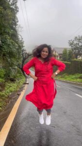Roopal Tyagi Instagram - Mandatory monsoon reel 🌧️ 💃 

#sawan #monsoonreels #falgunipathak