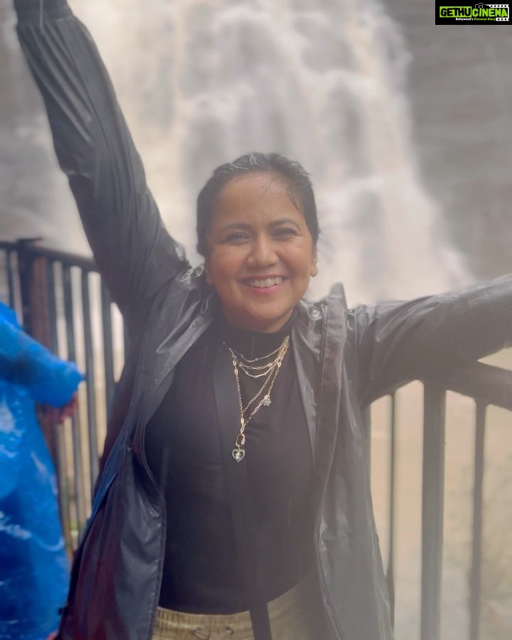 Roopal Tyagi Instagram - are aankh se boondh gira koi chingari ka tukda jala koi umeed ko aag laga zara sehra ki pyaas bujha zara behene de mujhe behene de mujhe behene de mujhe behene de š§ #waterfallsofindia #abbifalls #coorg #karnatakatourism Abbi Falls , Coorg