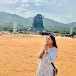 Roopal Tyagi Instagram - Rakh vishwas, tu hai Shiv ka das. Rakh vishwas, Shiv hai tere pass 🙏🏼🕉️ #shiva #aumnamahshivaya #adiyogi #harharmahadev #somwar #mahadev #ishafoundation Adiyogi Statue Chikkaballapur