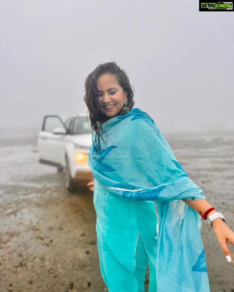 Roopal Tyagi Instagram - Instagram made me do it. I actually hate the rain 🤪 🌧 🩵 #ootd #skybluesalwarsuit #suit #indianwear #monsoon