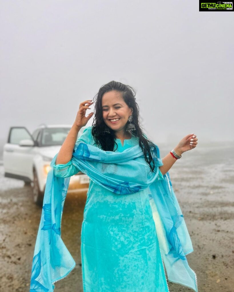 Roopal Tyagi Instagram - Instagram made me do it. I actually hate the rain 🤪 🌧️ 🩵 #ootd #skybluesalwarsuit #suit #indianwear #monsoon