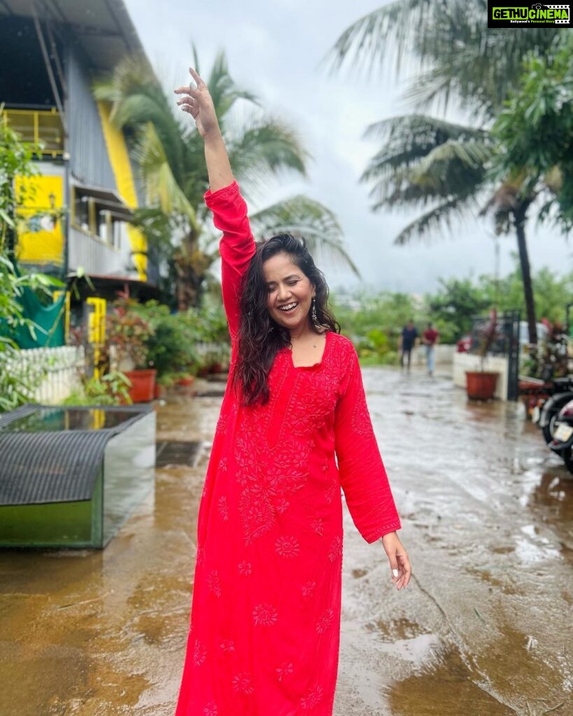 Roopal Tyagi Instagram - Some rituals and some chance encounters 🌧️ 🚗 🥘 👯‍♀️ #lonavala #monsoonseason Lonavla, Maharashtra, India