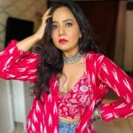 Roopal Tyagi Instagram - I love this indo western look. What do you think about it? #indowestern #ootd #looks #silverjewelry #jeans