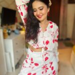 Roopal Tyagi Instagram - Laal mere dil ka haal hai ❤️ Lagta tumpar kamal hai 🥰 Yeh tofa nahi sawaal hai.. Kya Subash Ghai ki picture taal hai? 😂🤪 #ootd #reddress #coordset
