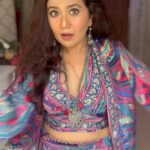 Roopal Tyagi Instagram - My whole teenage was about remixes of old songs! Who else can relate? 🙋🏻‍♀️ #merenaseebmein #remix #2000s #90skid #dancereelsindia