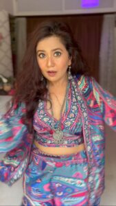 Roopal Tyagi Instagram - My whole teenage was about remixes of old songs! Who else can relate? 🙋🏻‍♀️ #merenaseebmein #remix #2000s #90skid #dancereelsindia