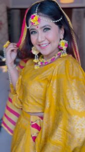 Roopal Tyagi Instagram - Radha kaise na jale? 🦚 🪈 

#govindaaalare #krishnajanmashtami #radhakrishna #radhakaisenajale #radharani
