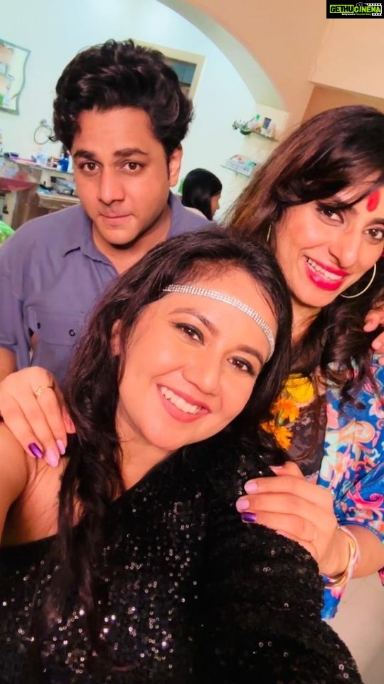 Roopal Tyagi Instagram - That's how the stars celebrated @niravpsoni the superstar's birthday #birthday #birthdayreels #bollywood #theme #party #actor #lightscameraaction #glamour #gratitude