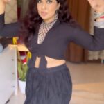 Roopal Tyagi Instagram - #OG song! 🤠 I was obsessed with the video when I first saw it.. maybe still am 🤓 Can’t wear something so fun and not dance to this 💃 #dingdong #dancereels #90skid