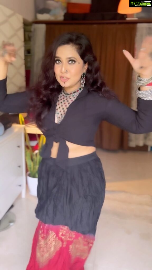 Roopal Tyagi Instagram - #OG song! 🤠 I was obsessed with the video when I first saw it.. maybe still am 🤓 Can’t wear something so fun and not dance to this 💃 #dingdong #dancereels #90skid