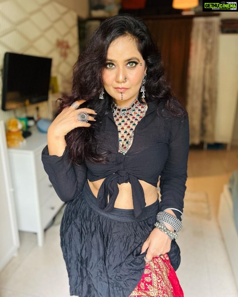 Roopal Tyagi Instagram - What do you guys think of this look? 🖤❤️