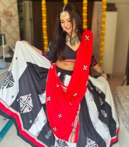 Roopal Tyagi Instagram - 🖤 🤍 ❤️ 

#navratri2023 #digitalprintedlehenga #affordablefashion #navratrilook #garba