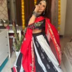 Roopal Tyagi Instagram - 🖤 🤍 ❤️ #navratri2023 #digitalprintedlehenga #affordablefashion #navratrilook #garba