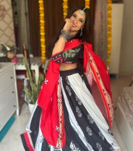 Roopal Tyagi Instagram - 🖤 🤍 ❤️ 

#navratri2023 #digitalprintedlehenga #affordablefashion #navratrilook #garba