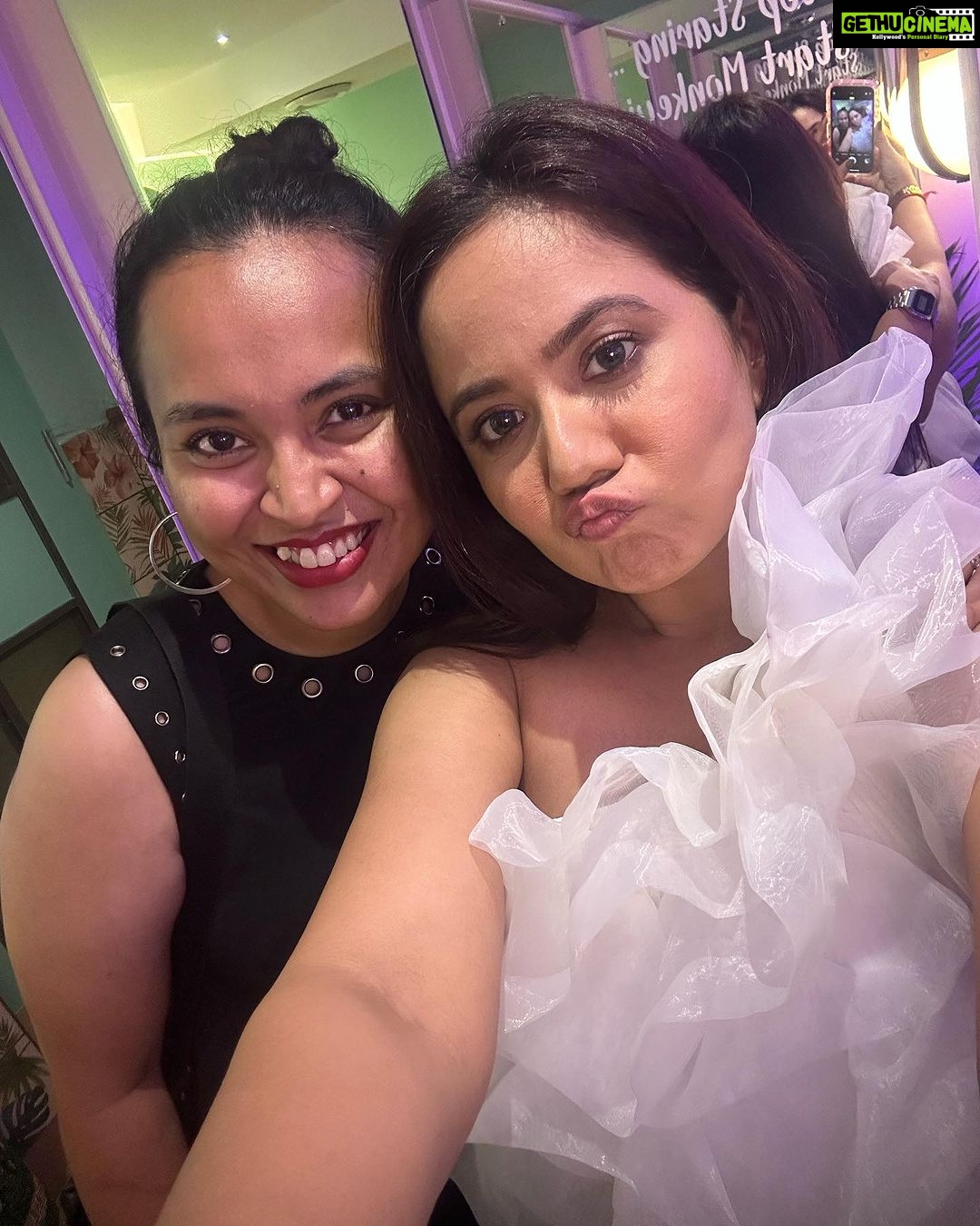 Roopal Tyagi Instagram - Almost every year, birthday celebrations begin with you @parimn 🥰 actually, you make it a celebration! Full lo’u’ve only for you. 🥹 3 to eternity ♾️ 🐛🕳️ 💖 #happybirthdaytome Bangalore, India