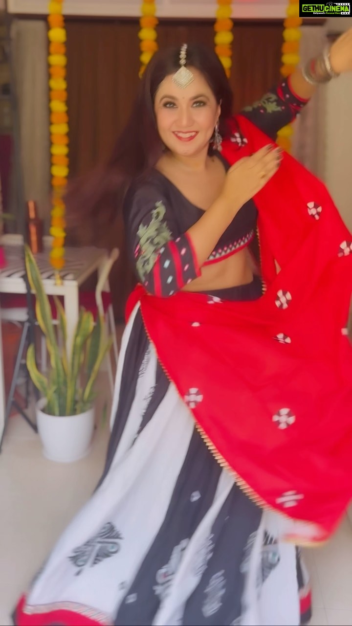 Roopal Tyagi Instagram - Yes main gir gayi. š„¹ But Iām still uploading this video! Why? Cause one - I couldnāt dance after this take. š«£And two- life isnāt perfect, so why should my reels be! So at the risk of turning into a meme, Iām putting this up. Just to #keepitreal ā¤ļø go ahead.. laugh! š P.S. donāt worry, me and my foot, both are alright now āŗļø #blooper #dancereel #navratri #dholitarodholbaaje #ouch