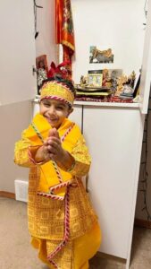 Roshan Prince Instagram - चलो बच्चों को प्रभु से प्रेम करना सिखाएं..!! इस से पहले के वो दुनियादारी सीख जाएँ..!!
#Vrindavan #janamashtmi 🌷 #srikrishna