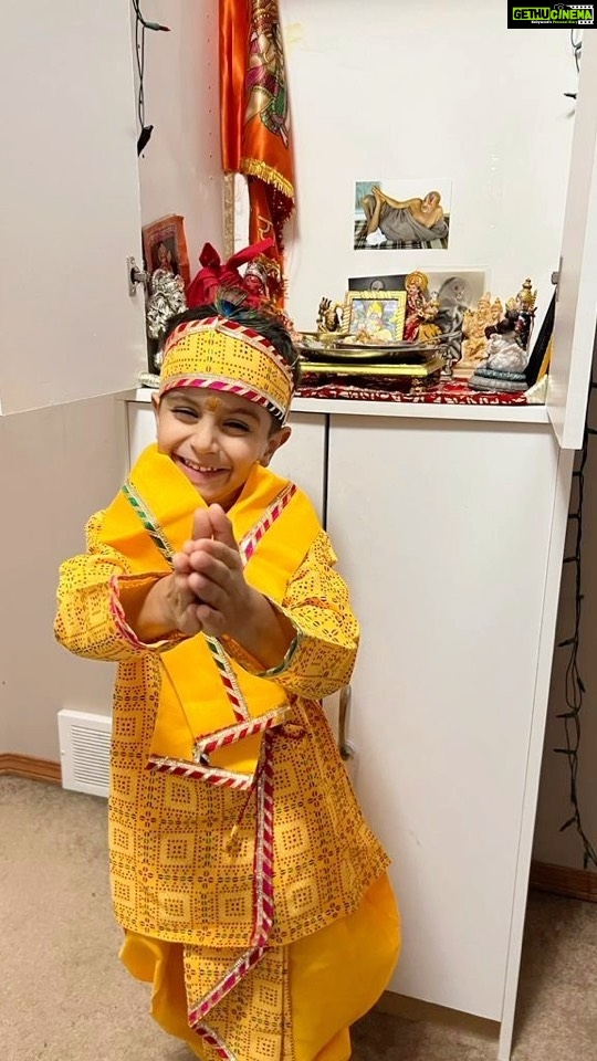 Roshan Prince Instagram - चलो बच्चों को प्रभु से प्रेम करना सिखाएं..!! इस से पहले के वो दुनियादारी सीख जाएँ..!! #Vrindavan #janamashtmi 🌷 #srikrishna