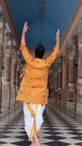 Roshan Prince Instagram - श्यामा की मुझ पे जो नज़र पड़ी है,
 लगता है मेरी भी कदर पड़ी है 🌷🌷🌷
VRINDAVAN Link in BIO