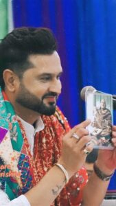 Roshan Prince Instagram - ओ सांवरे… 🌷
Live Satsang.. Kirtan, United Kingdom🌷🌷 
जय श्री राम 🌷 जय श्री राधे श्याम 🌷🌷