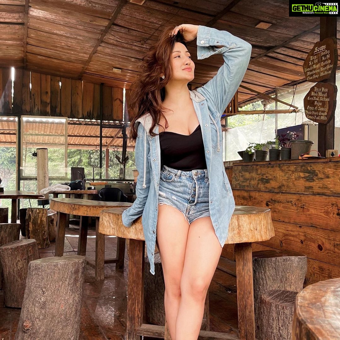 Roshmi Banik Instagram - Thoughts becoming things.. 💭🤎