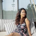 Roshmi Banik Instagram - इस सादगी पे कौन न मर जाए ऐ ख़ुदा लड़ते हैं और हाथ में तलवार भी नहीं | . . . . #candid #sunday #weekend #roshmibanik #portrait #postoftheday #ootd #sunkissed