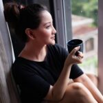 Roshmi Banik Instagram - “Some days start better than others.” : : : : : 📸 @aakash.nair_goa.photographer . . #tbt #throwbackthursday #coffee #morning #candid #roshmibanik