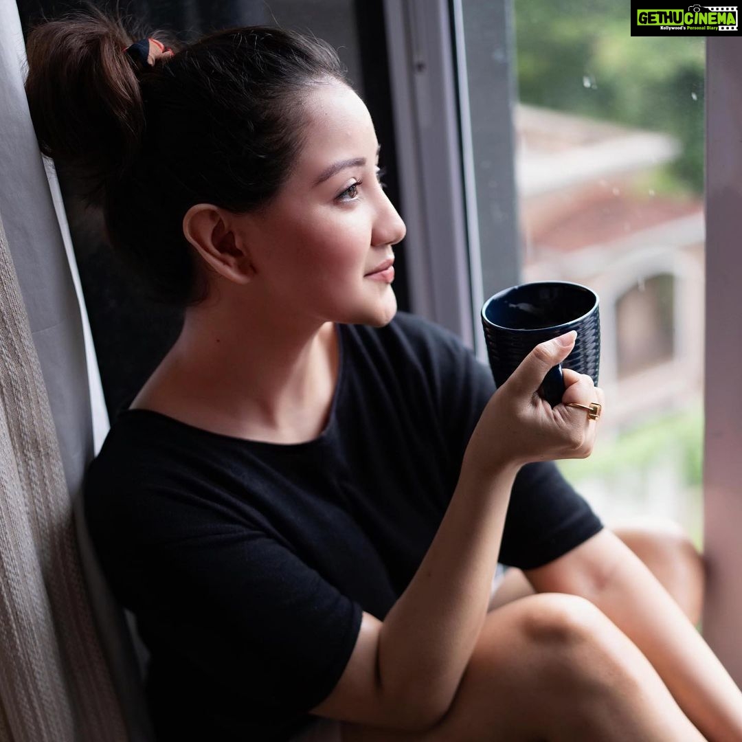 Roshmi Banik Instagram - “Some days start better than others.” : : : : : 📸 @aakash.nair_goa.photographer . . #tbt #throwbackthursday #coffee #morning #candid #roshmibanik