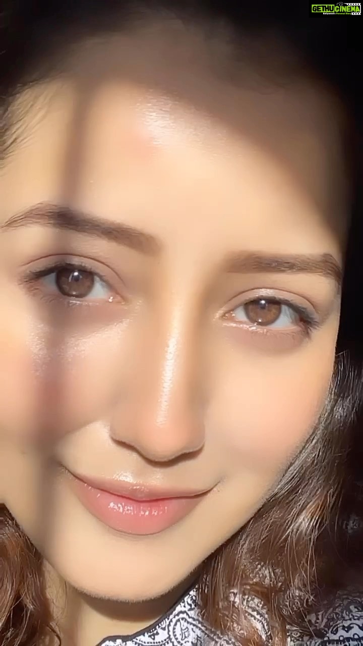Roshmi Banik - 5.2K Likes - Thinking about you! ✨🧡
.
.
:
:
#reelitfeelit #skincare #nomakeup #skin #glowingskin #sunkissed #roshmibanik #bollywood