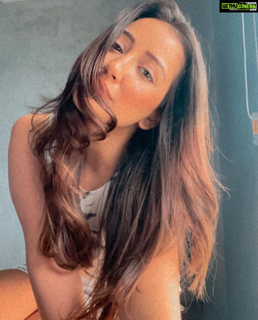 Roshmi Banik Instagram - Miss my long hair! 🥺