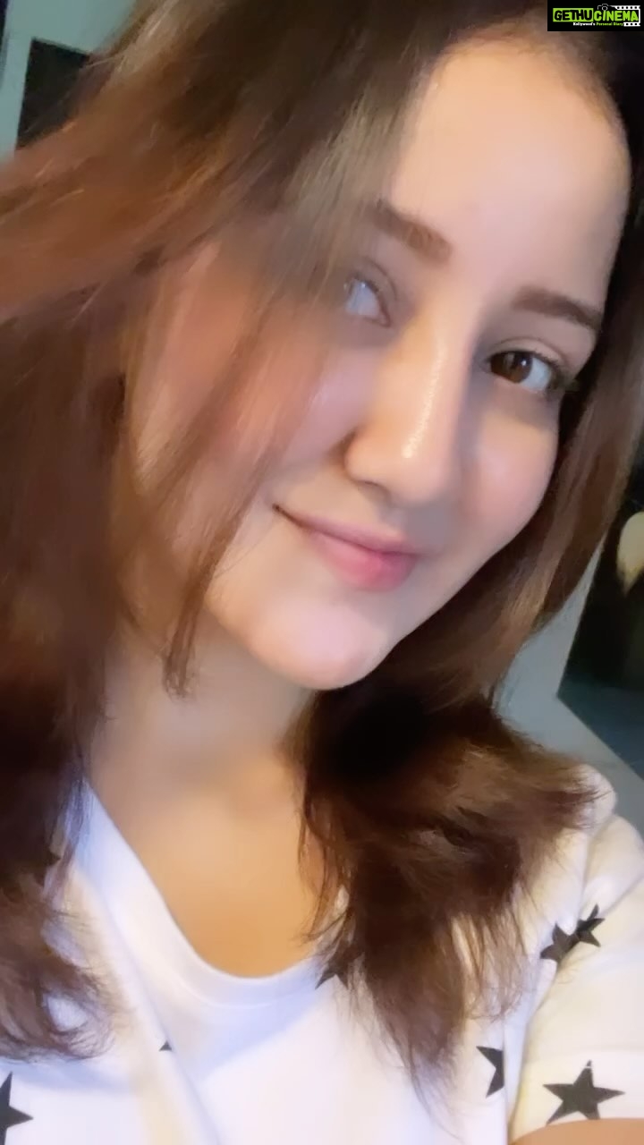 Roshmi Banik Instagram - Thinking whether to go for a ππ»ββοΈor ππ»ββοΈ!!! π€π¬ . . . . #roshmibanik #saturday #weekend #discipline #workout #healthylifestyle #skin #nomakeup #nofilter #love