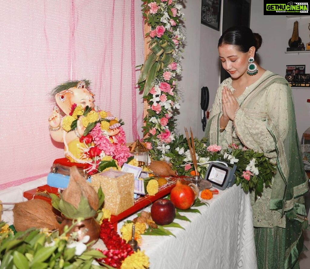 Roshmi Banik Instagram - In the presence of the divine. 🌟 Ganpati Bappa Morya! 🙏🦚✨ . . . . #ganpatibappamorya #ganpatidecoration #ganpatifestival #ganeshchaturthi #mumbai #maharashtra #festivevibes #festivemood #picoftheday #roshmibanik #blessed #grateful