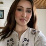 Roshmi Banik Instagram - लफ्ज़ तो करेंगे इशारा जाने का, तुम आंखें पढ़ लेना ओर रूक जाना ! ✍🏻