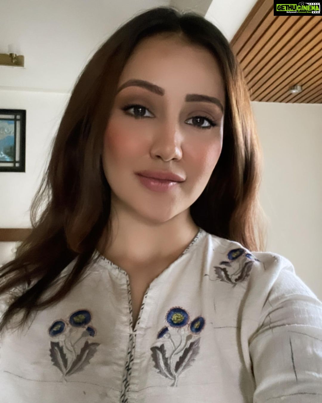Roshmi Banik Instagram - लफ्ज़ तो करेंगे इशारा जाने का, तुम आंखें पढ़ लेना ओर रूक जाना ! ✍🏻