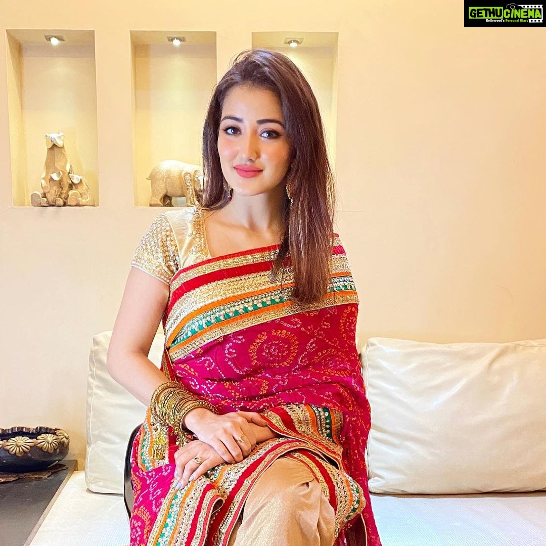 Roshmi Banik - 13.7K Likes - Elegance ❣️
.
.
.
.
.
#goodmorning #saree #traditional #bollywood #roshmibanik #foryou #love #happy #blessed #grateful