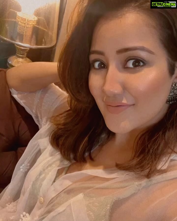 Roshmi Banik Instagram - Friyayyyy is it?!?!