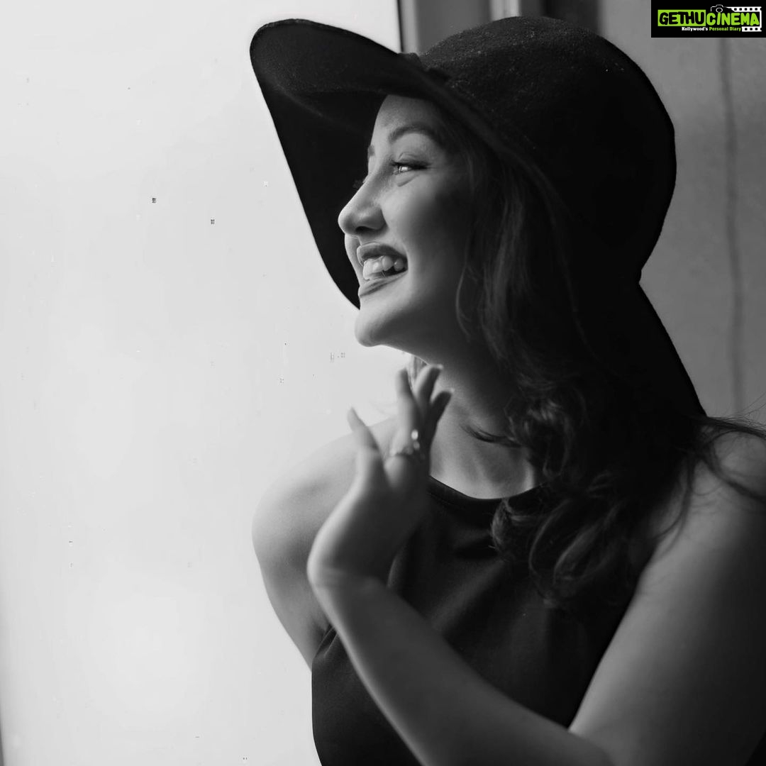 Roshmi Banik Instagram - All smiles. 🤍 . . . . . 📸 @aakash.nair_goa.photographer . . . #viral #trending #smile #beautiful #roshmibanik #fyp #instamood #instagood #blackandwhitephotography #portrait #candid