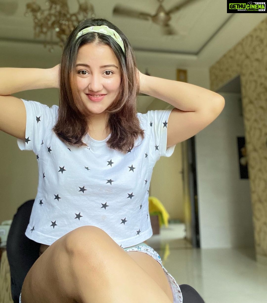 Roshmi Banik Instagram - I’m just in my own element today, feeling cute!! ☺️Happy Sunday y’all !! 🪬